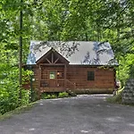 Gatlinburg Mountainside Escape With Deck And Hot Tub!