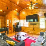 Cabin With Pool Access About 3 Mi To Downtown Gatlinburg