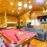 Cabin With Pool Access About 3 Mi To Downtown Gatlinburg