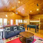 Cabin With Pool Access About 3 Mi To Downtown Gatlinburg