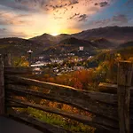 Appalachian Lookout-Hot Tub, 1089 Of Free Attraction Tickets For Each Paid Day, Dollywood And More!