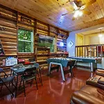 Beautiful Chalet With Fireplace And Large Game Room