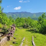 Real Log Cabin With Amazing Views, Hot Tub, Sauna, Games
