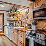 1Mile Downtown, Handicap Ramp, Hot Tub, Game Room