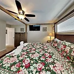 Kickback Kabin, 3 Bedrooms, Deck, Hot Tub, Pool Access, Sleeps 6