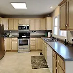 Kickback Kabin, 3 Bedrooms, Deck, Hot Tub, Pool Access, Sleeps 6