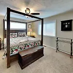 Kickback Kabin, 3 Bedrooms, Deck, Hot Tub, Pool Access, Sleeps 6