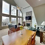Kickback Kabin, 3 Bedrooms, Deck, Hot Tub, Pool Access, Sleeps 6