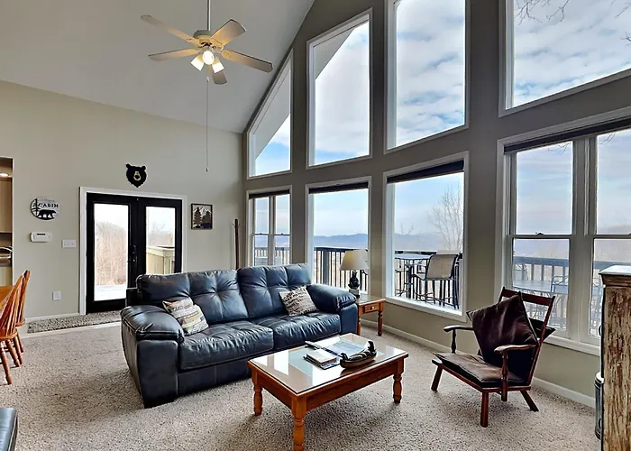Kickback Kabin, 3 Bedrooms, Deck, Hot Tub, Pool Access, Sleeps 6
