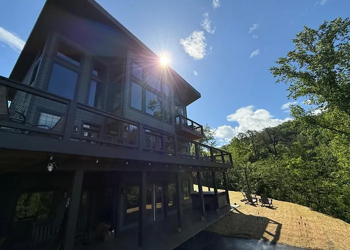 Sunscape Villa - Luxury Gatlinburg Cabin With Hot Tub, Game Room & Breathtaking City Views