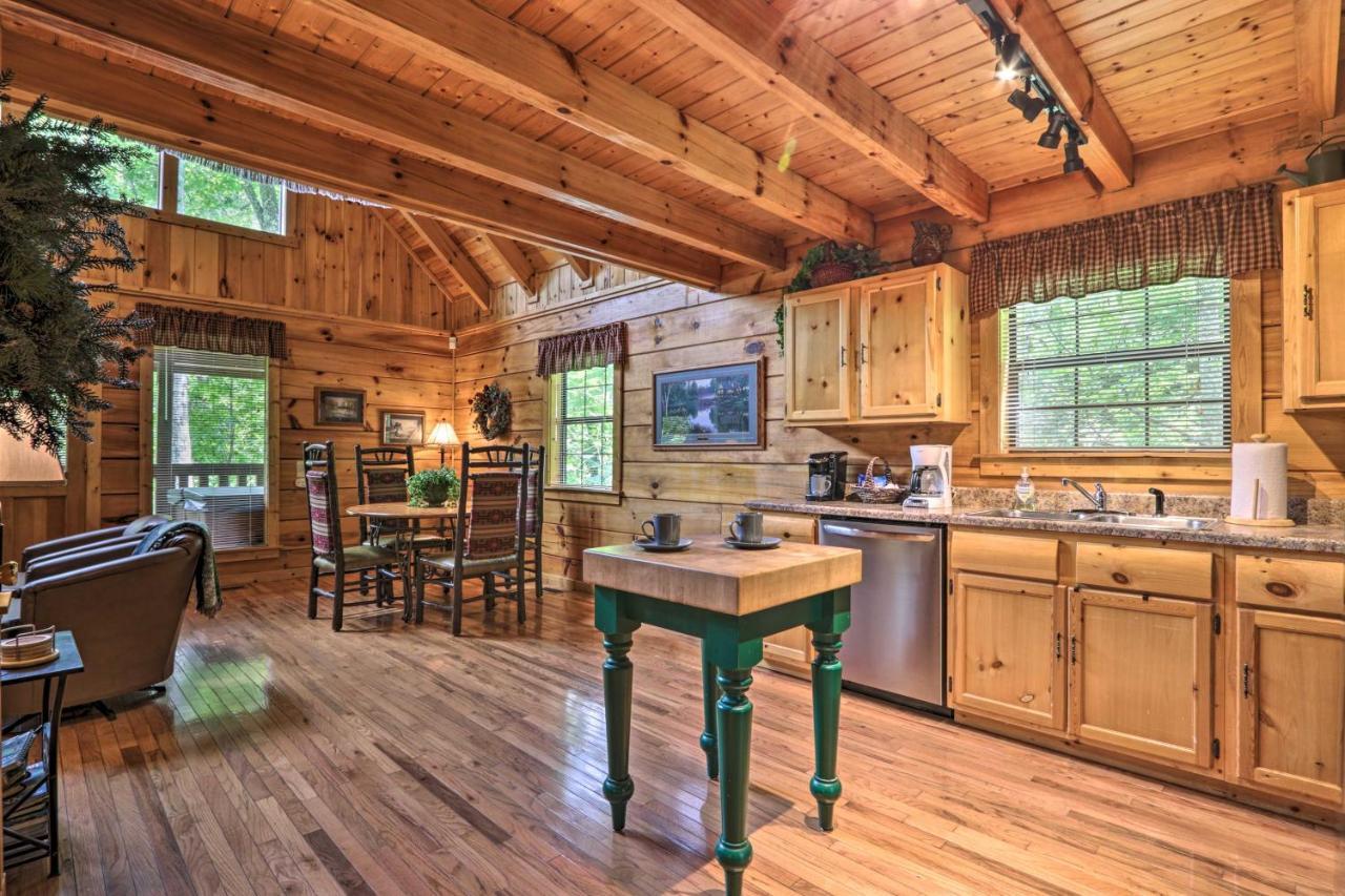 Mountainside Escape With Deck And Hot Tub! Holiday home Gatlinburg