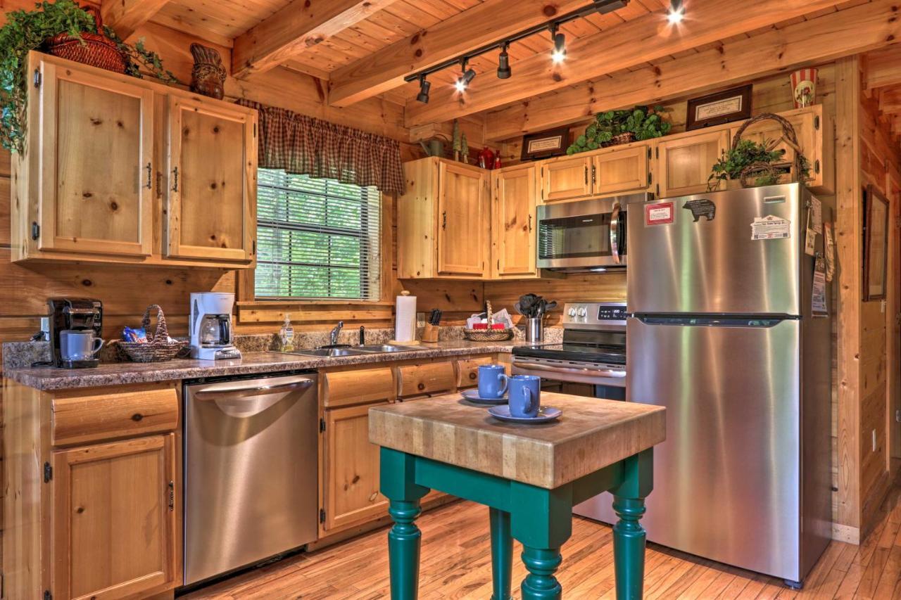 Holiday home Mountainside Escape With Deck And Hot Tub!