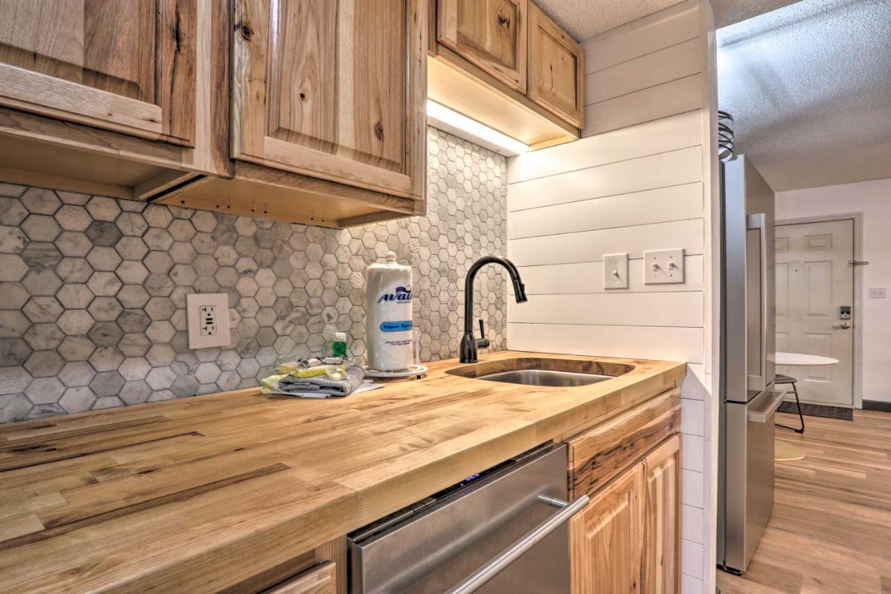 Modern With Patio Walk To Downtown Apartment *