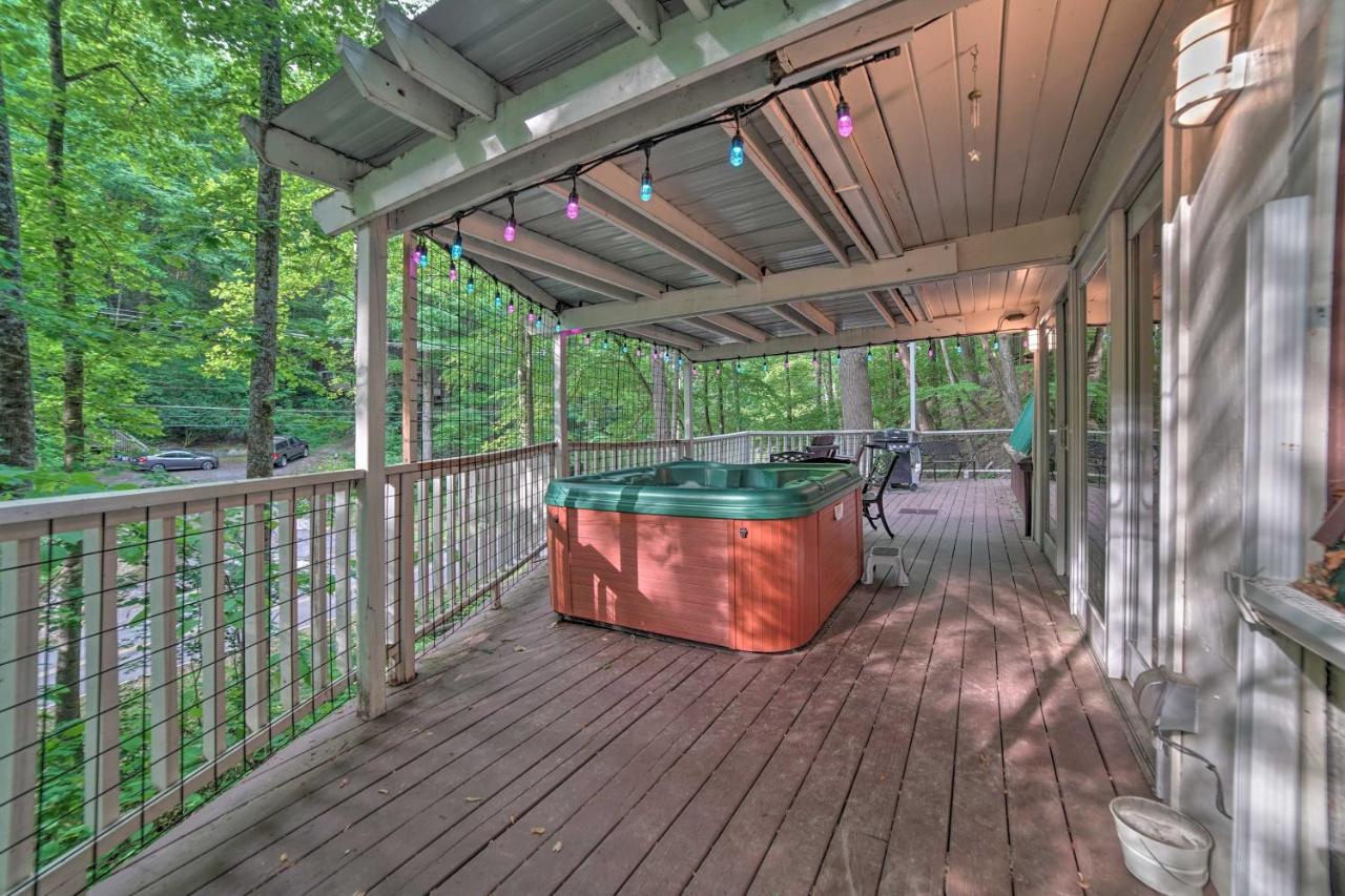 A-frame With Deck And Private Hot Tub * Gatlinburg