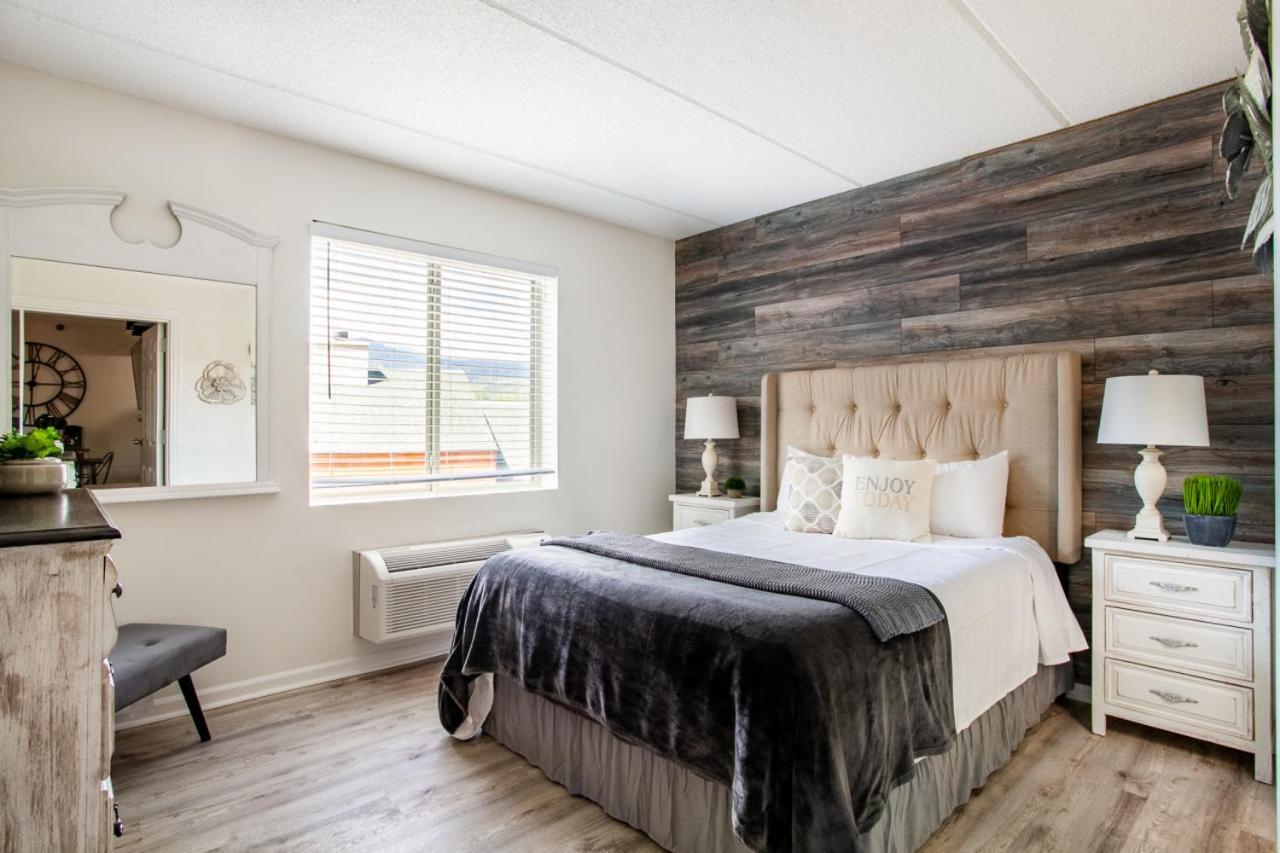 Timber Minutes From Downtown Holiday home