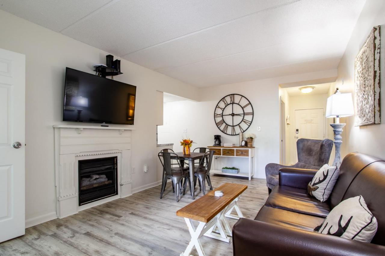 Timber Minutes From Downtown Holiday home