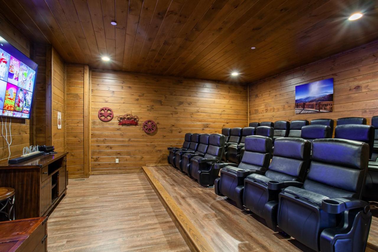 Majestic Overlook Hot Tub Theater Pool Table Holiday home