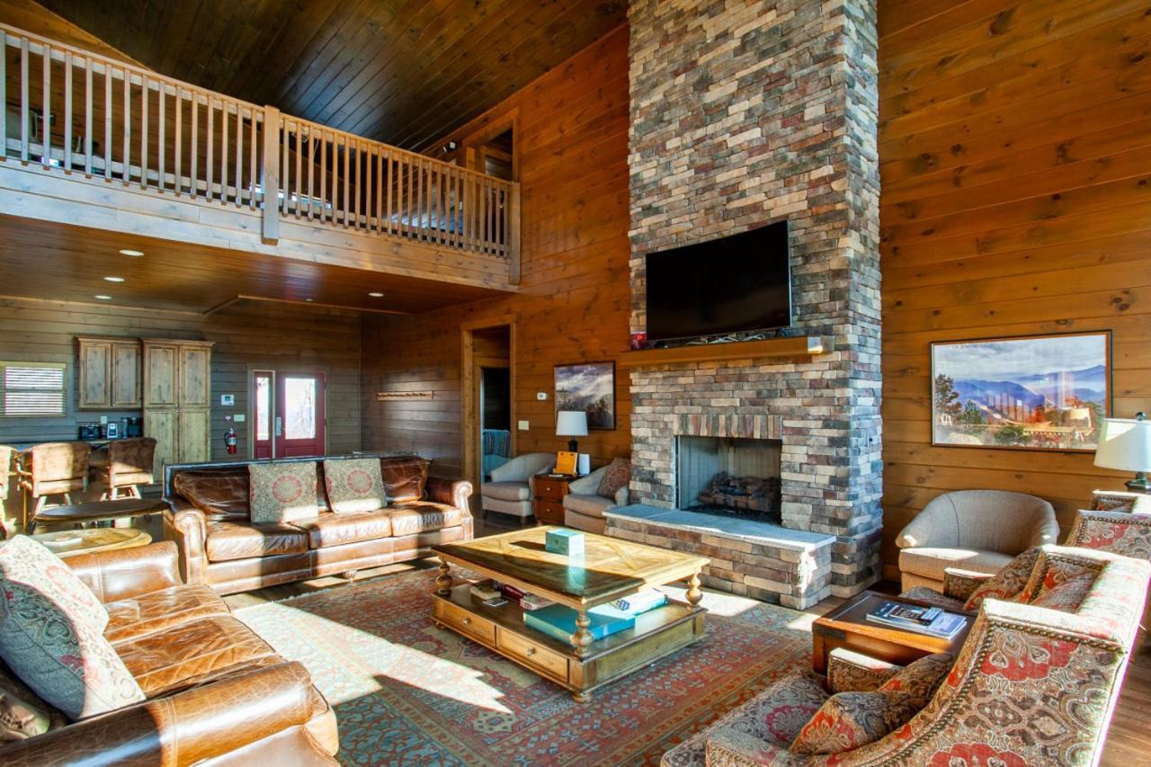 Majestic Overlook Hot Tub Theater Pool Table * Gatlinburg