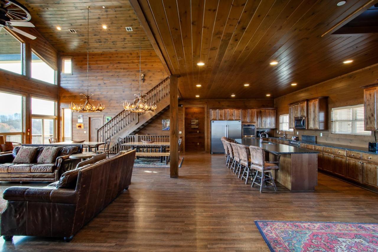 Majestic Overlook Hot Tub Theater Pool Table Gatlinburg