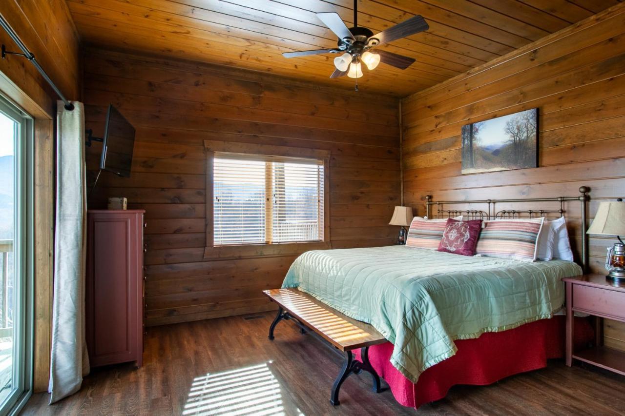 Majestic Overlook Hot Tub Theater Pool Table * Gatlinburg
