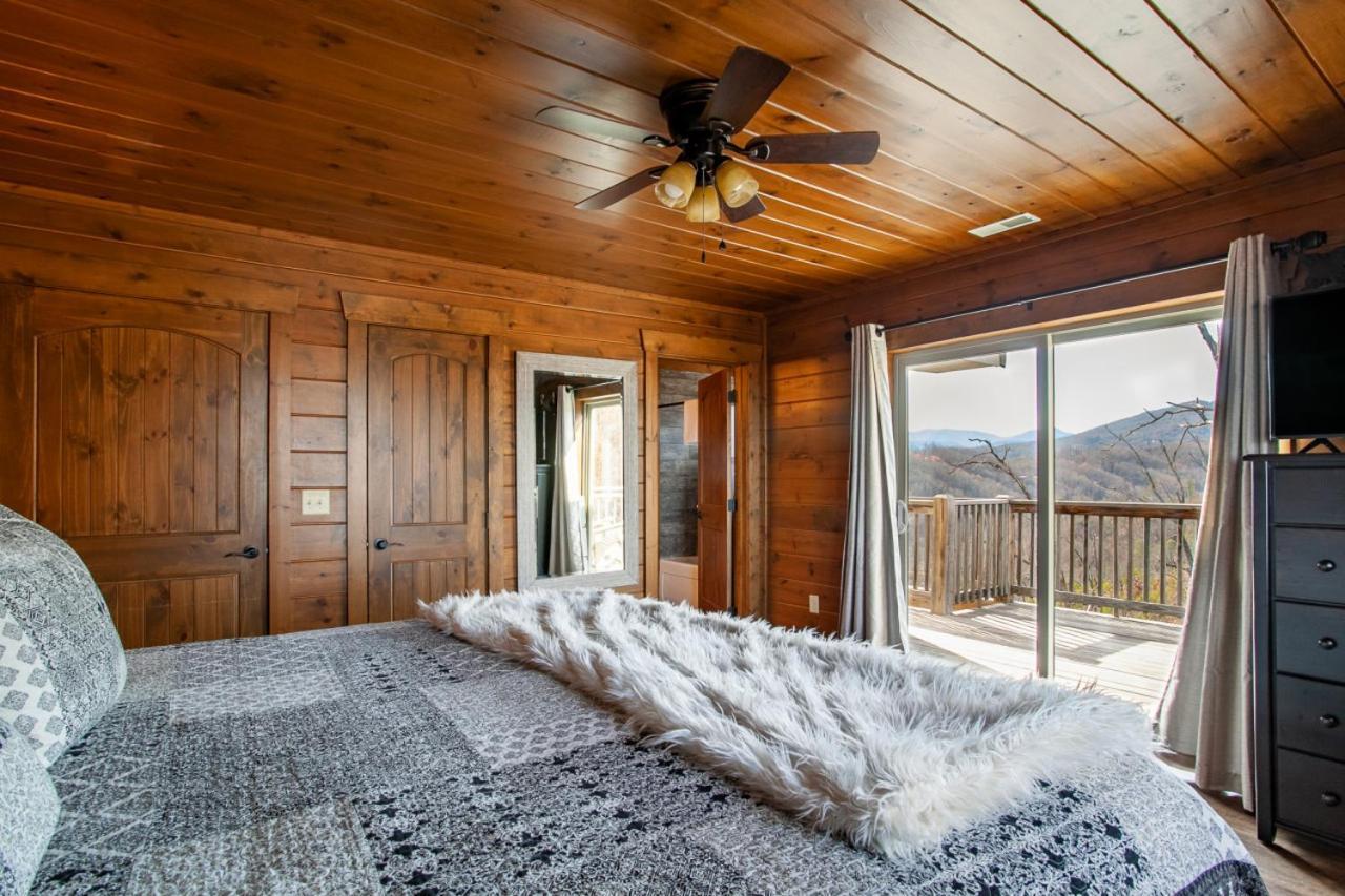 Majestic Overlook Hot Tub Theater Pool Table Holiday home Gatlinburg