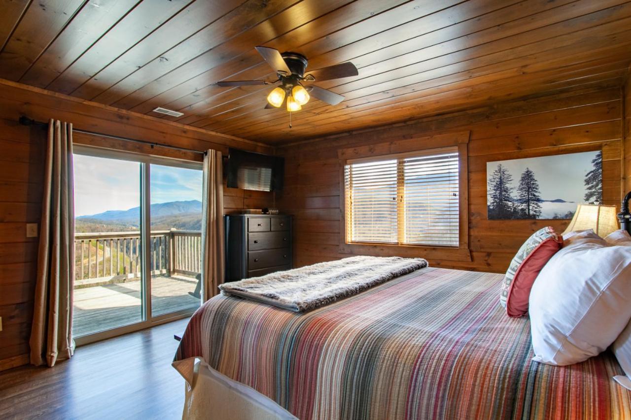Majestic Overlook Hot Tub Theater Pool Table Gatlinburg