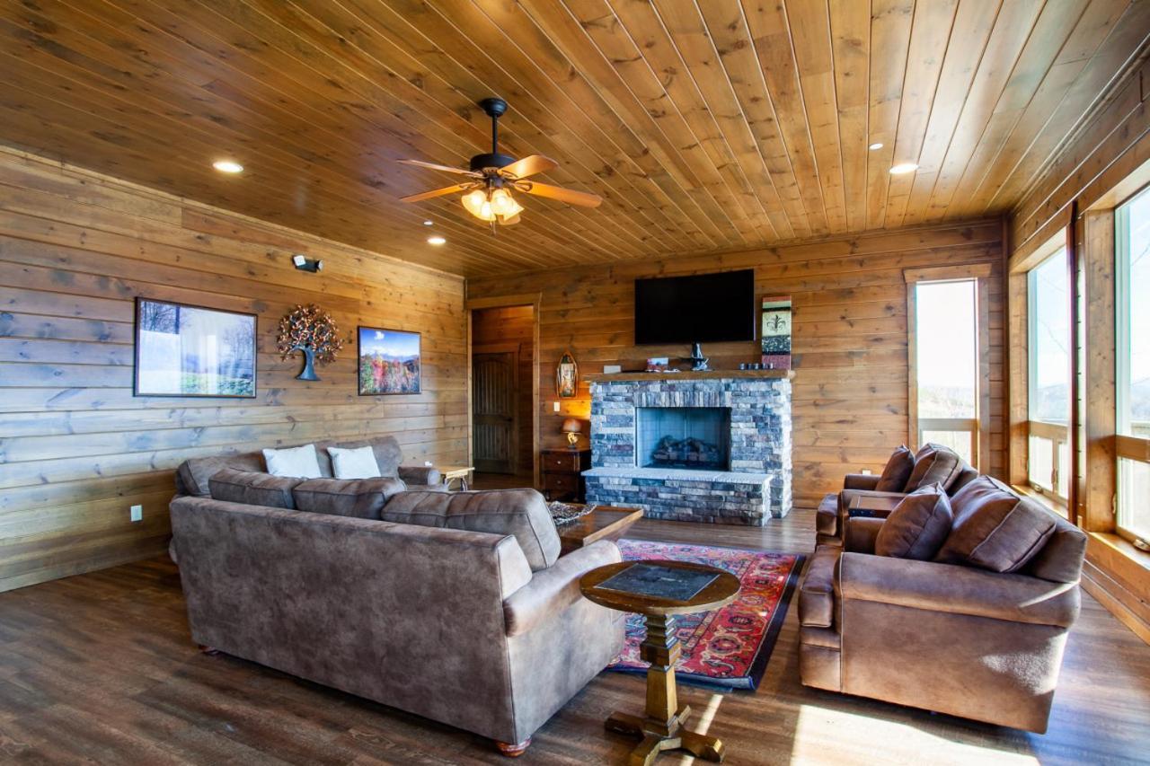 Majestic Overlook Hot Tub Theater Pool Table Gatlinburg