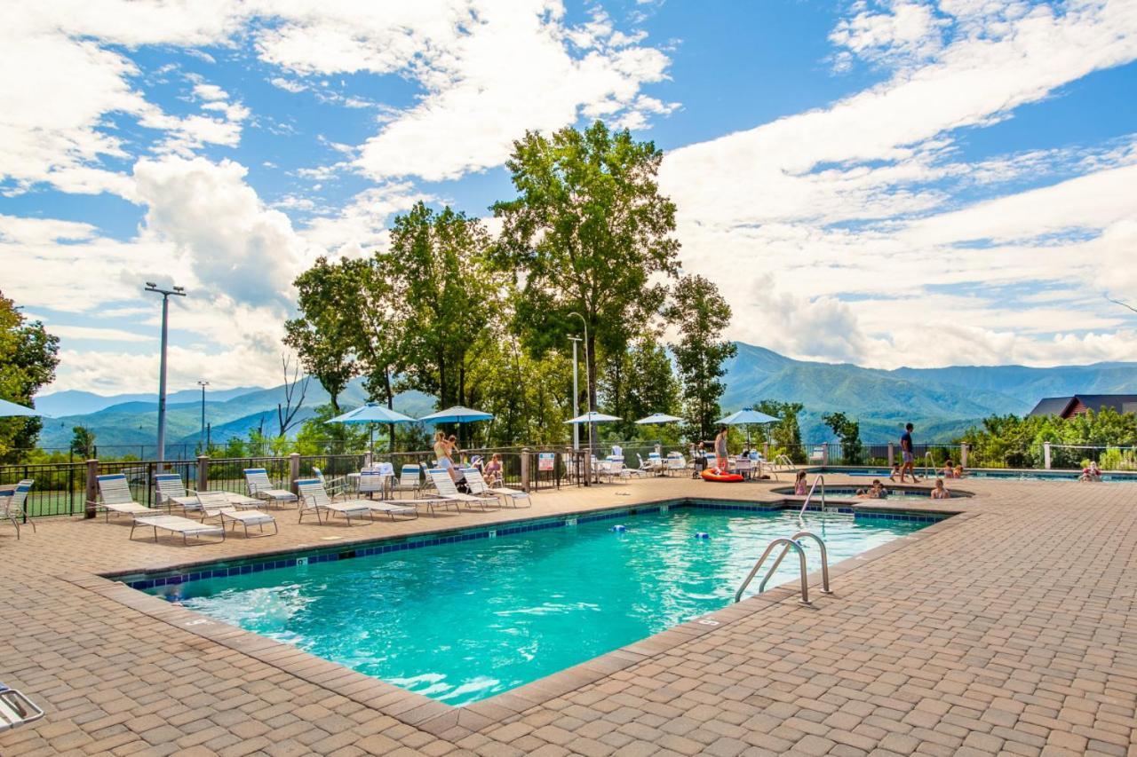 Majestic Overlook Hot Tub Theater Pool Table * Gatlinburg