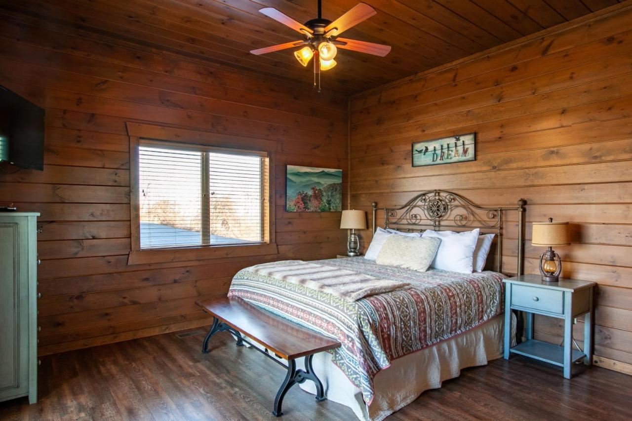 Majestic Overlook Hot Tub Theater Pool Table * Gatlinburg