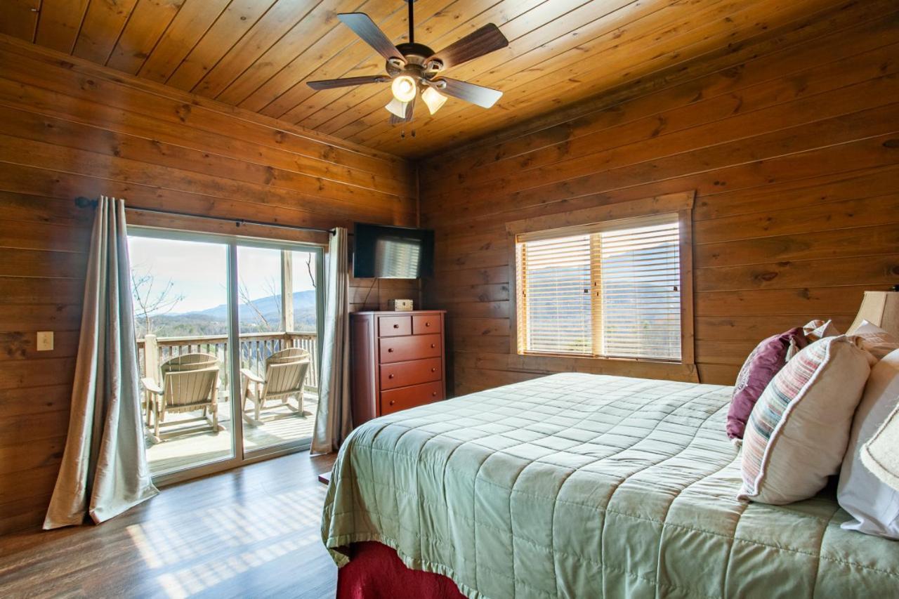 Majestic Overlook Hot Tub Theater Pool Table * Gatlinburg