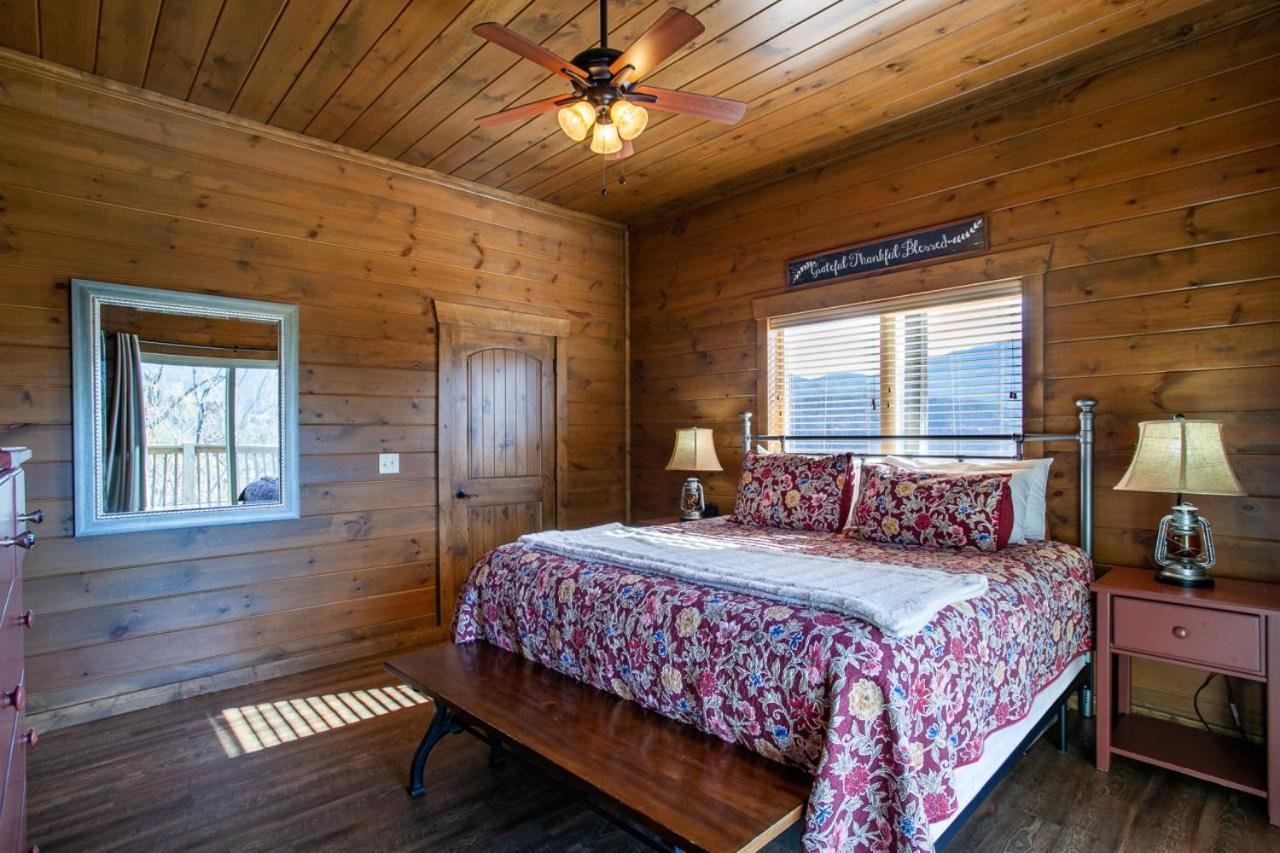 Majestic Overlook Hot Tub Theater Pool Table Holiday home *