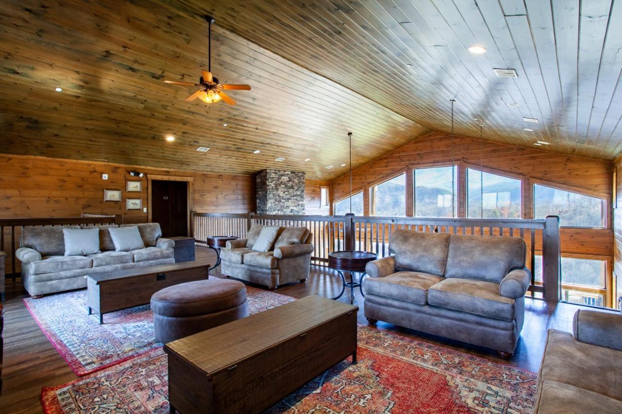 Majestic Overlook Hot Tub Theater Pool Table Holiday home