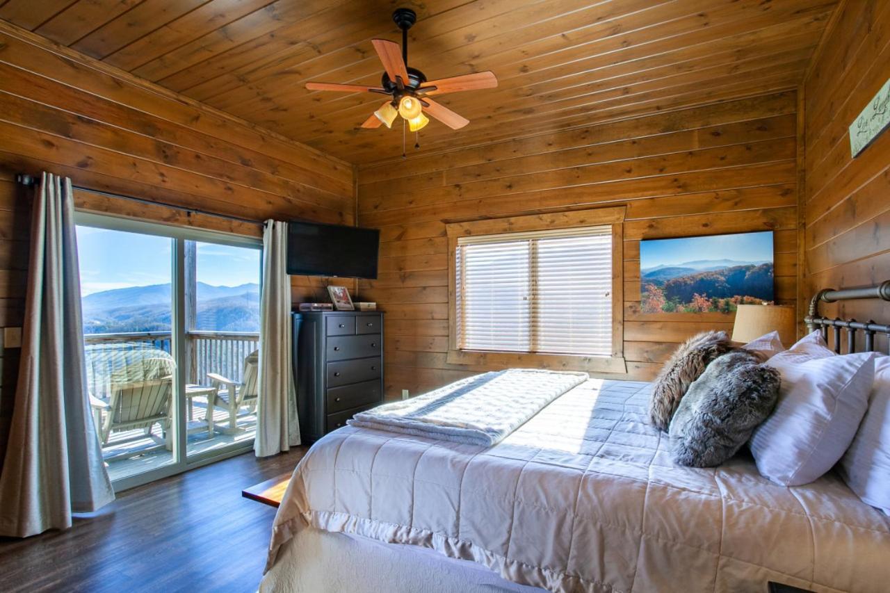 Majestic Overlook Hot Tub Theater Pool Table Holiday home *