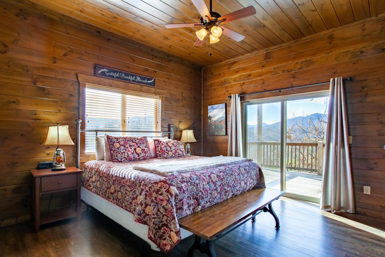 Majestic Overlook Hot Tub Theater Pool Table Holiday home Gatlinburg