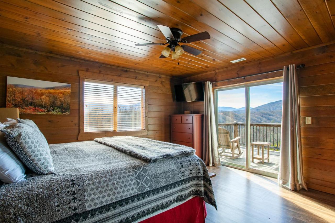 Majestic Overlook Hot Tub Theater Pool Table Holiday home