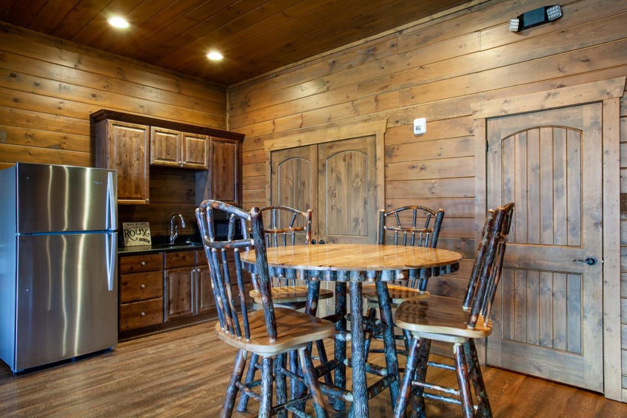 Majestic Overlook Hot Tub Theater Pool Table Gatlinburg