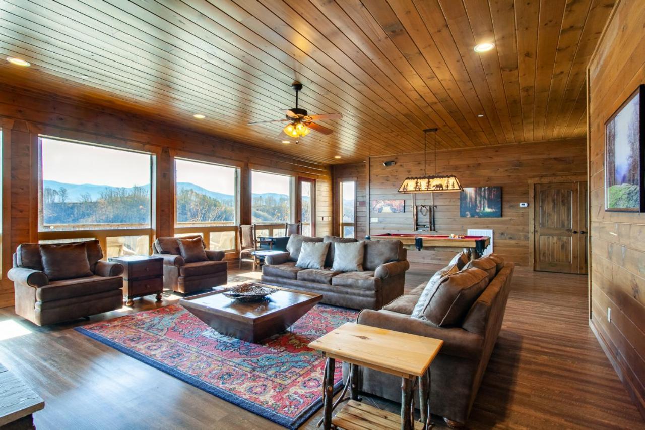 Majestic Overlook Hot Tub Theater Pool Table Holiday home *