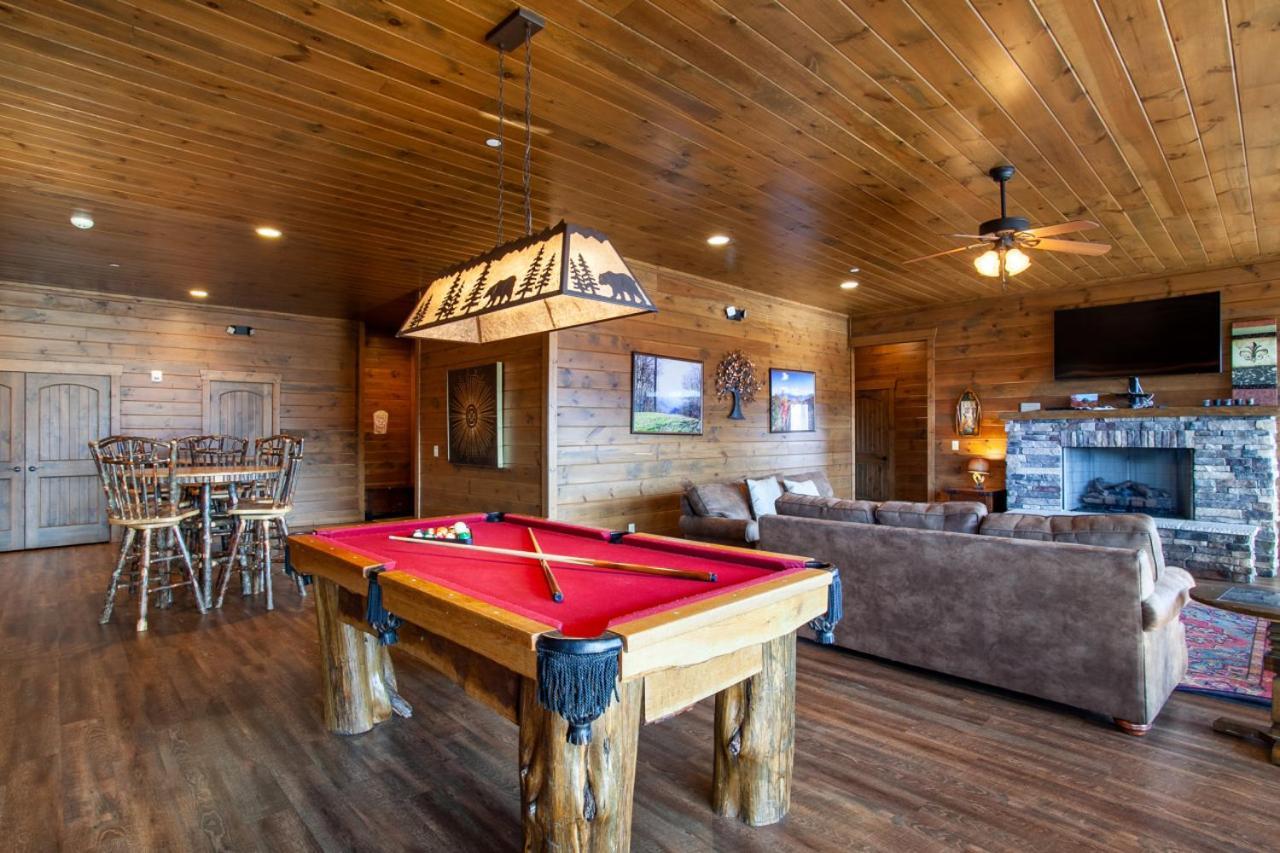 Majestic Overlook Hot Tub Theater Pool Table Gatlinburg