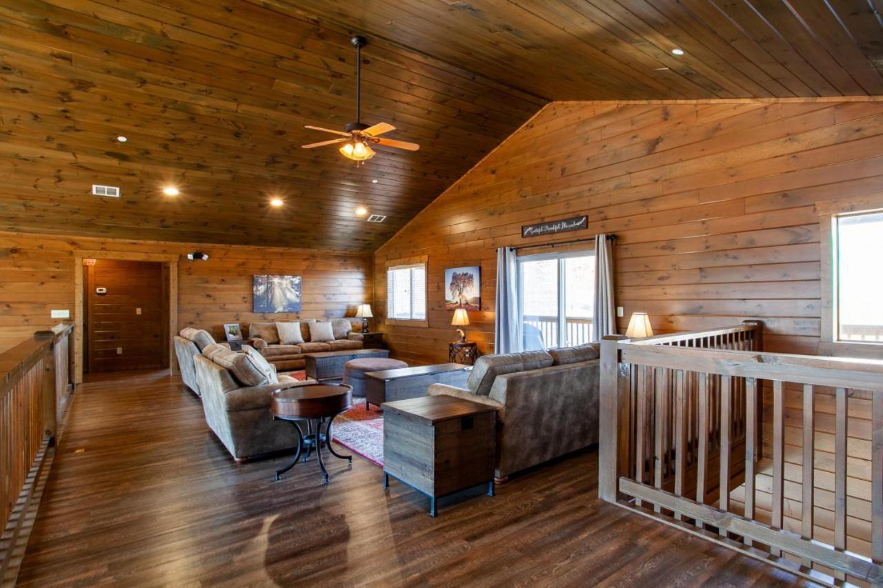 Majestic Overlook Hot Tub Theater Pool Table Gatlinburg