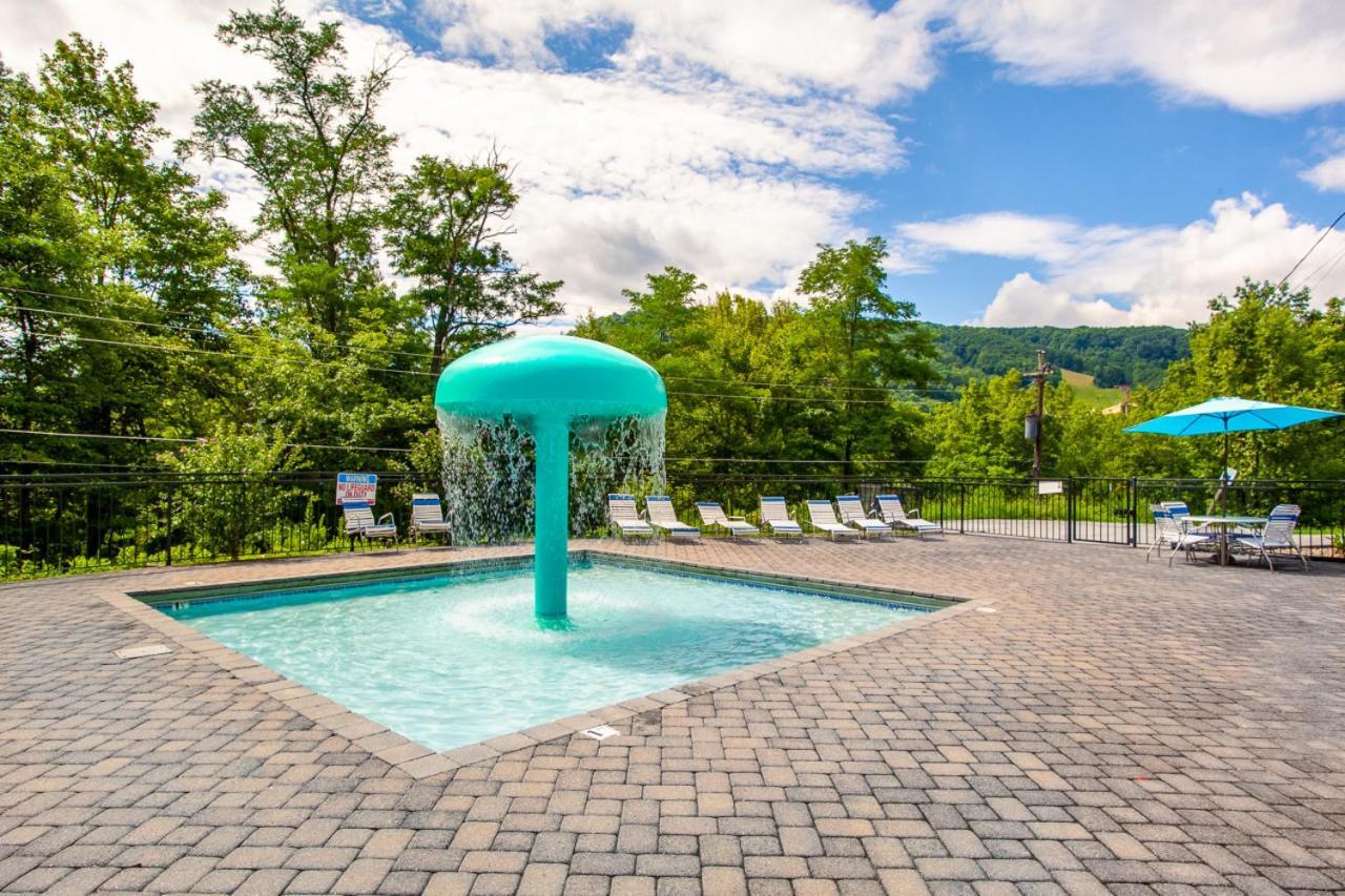 Majestic Overlook Hot Tub Theater Pool Table * Gatlinburg