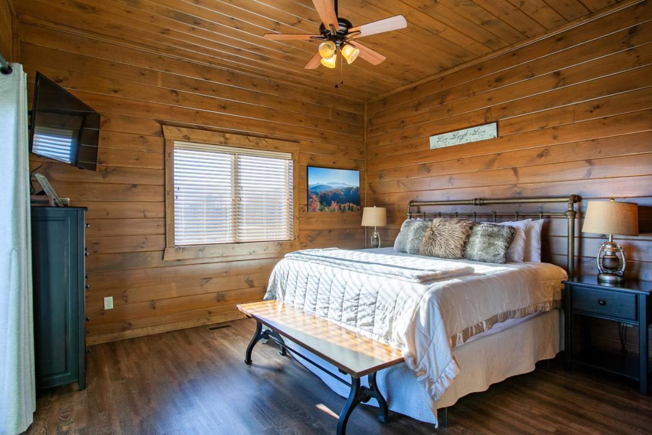 Majestic Overlook Hot Tub Theater Pool Table Holiday home Gatlinburg