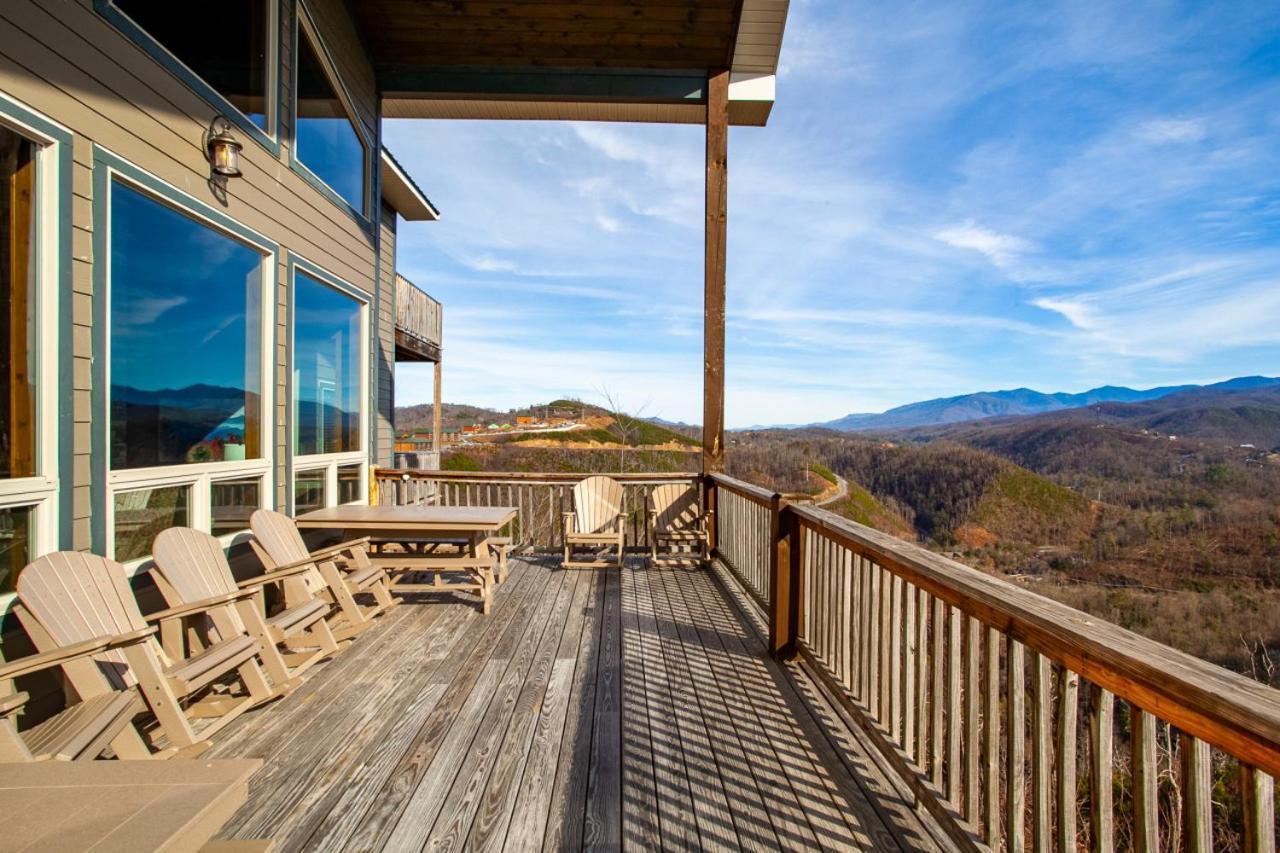 Majestic Overlook Hot Tub Theater Pool Table * Gatlinburg