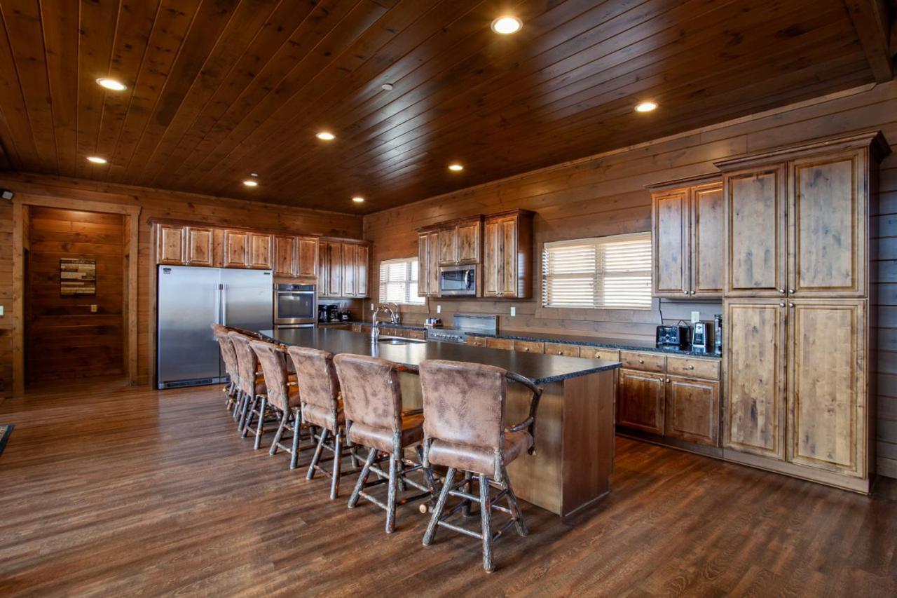 Majestic Overlook Hot Tub Theater Pool Table Holiday home