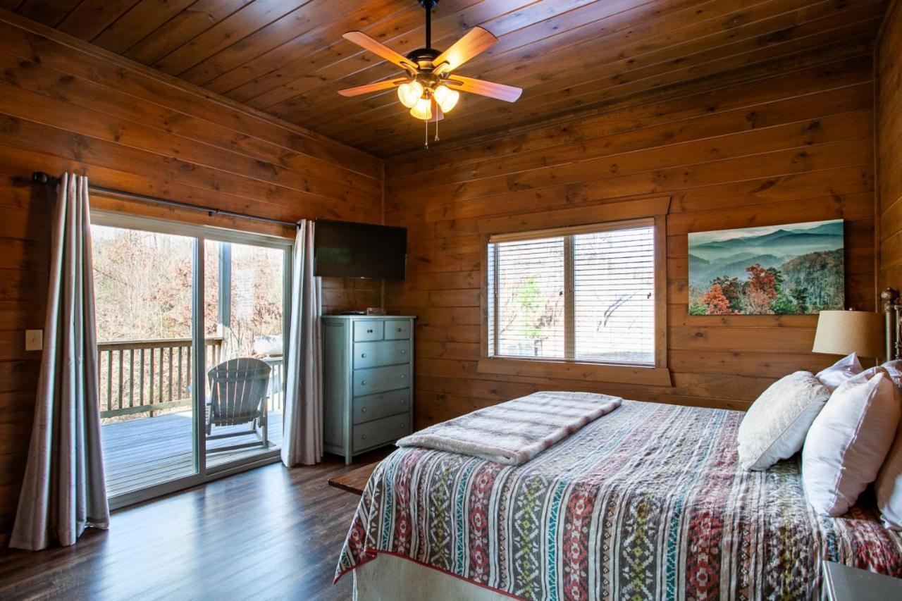 Majestic Overlook Hot Tub Theater Pool Table * Gatlinburg