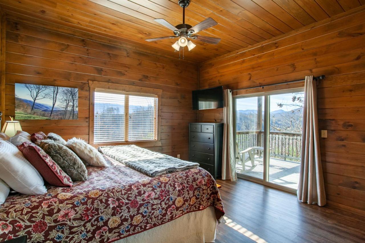 Majestic Overlook Hot Tub Theater Pool Table Holiday home *