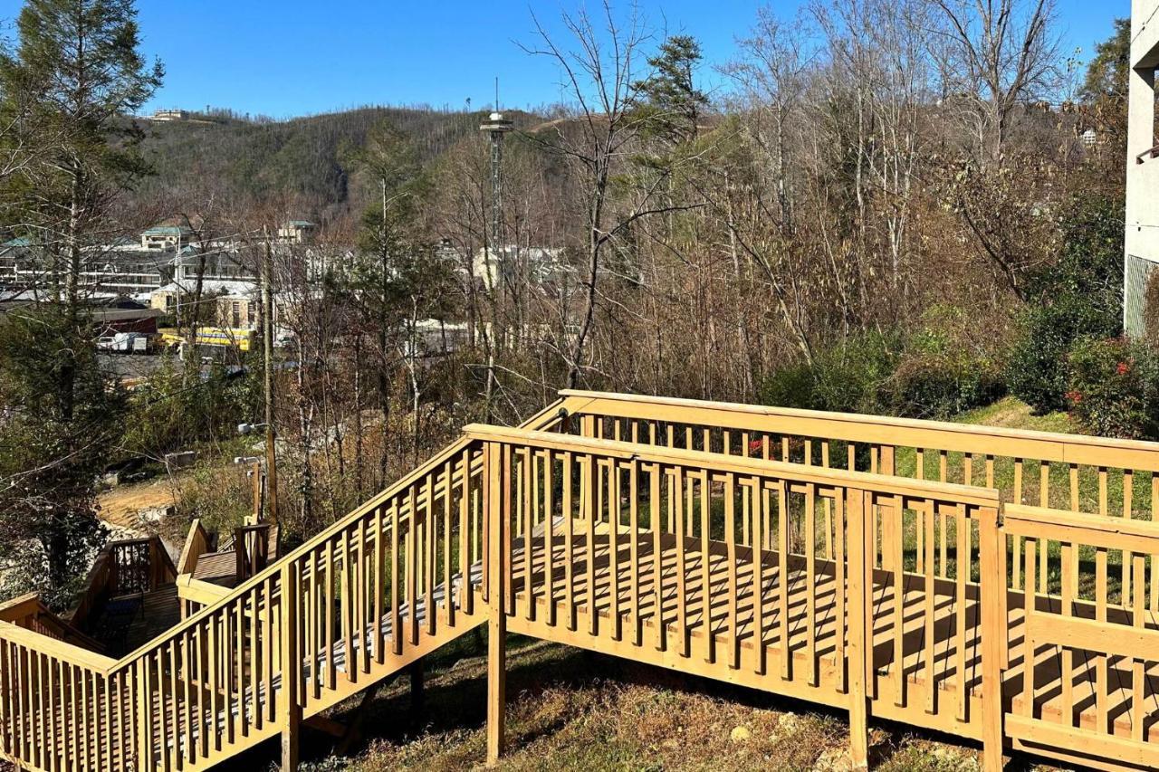 Modern With Patio Walk To Downtown *