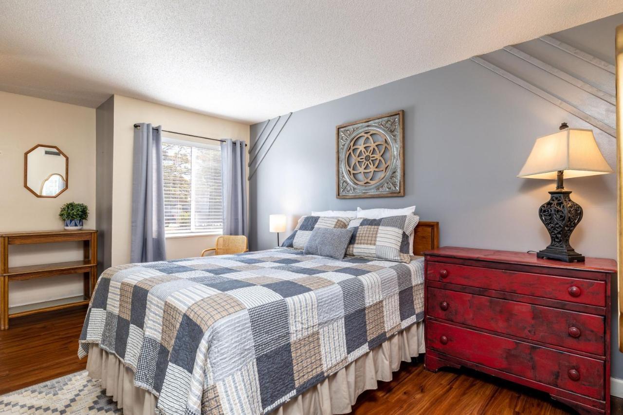 Wow Views!!-mountain Escape-outdoor Pool-close To Downtown-wifi-cable-private Balcony Apartment Gatlinburg