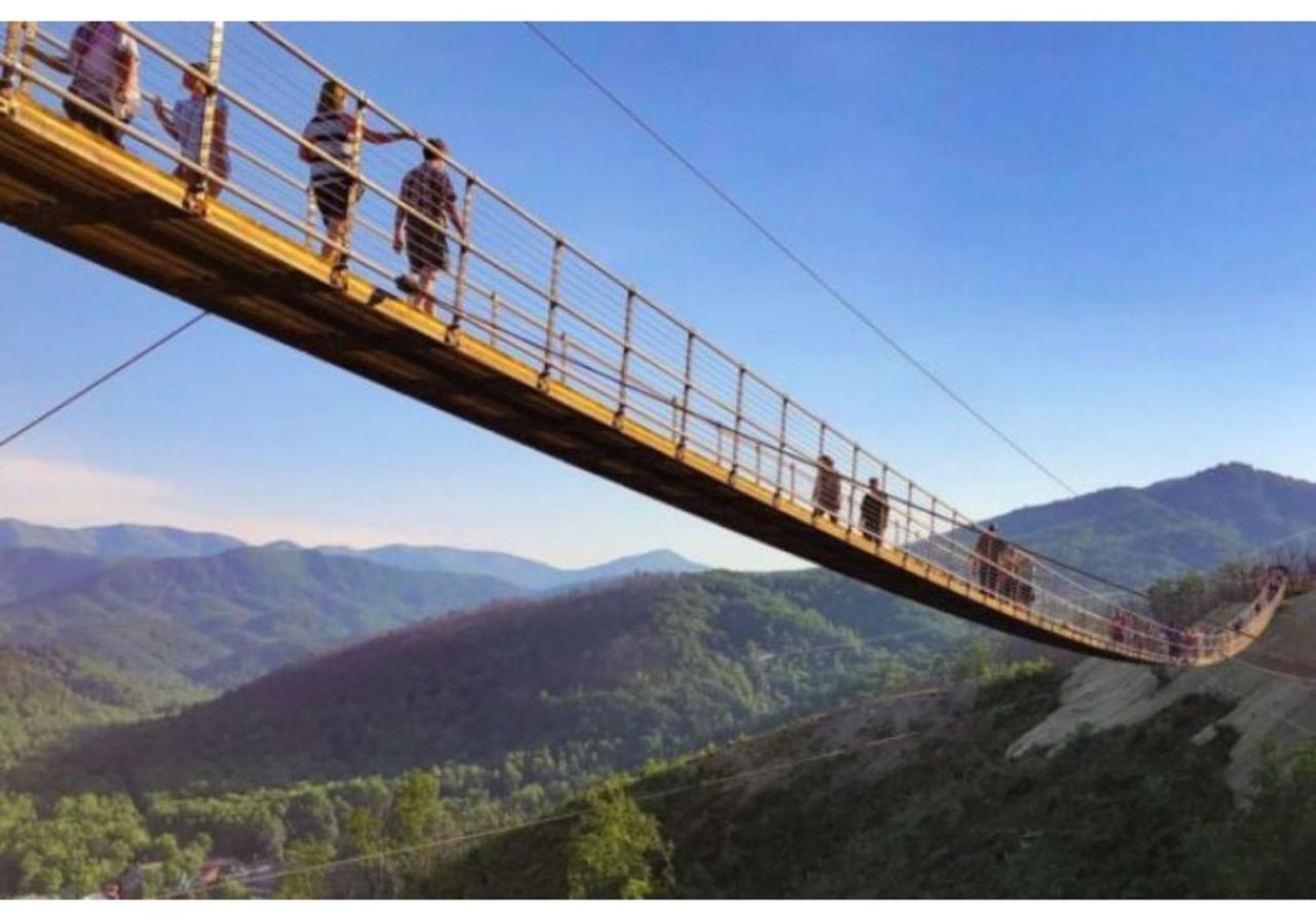 Apartment Wow Views!!-mountain Escape-outdoor Pool-close To Downtown-wifi-cable-private Balcony Gatlinburg