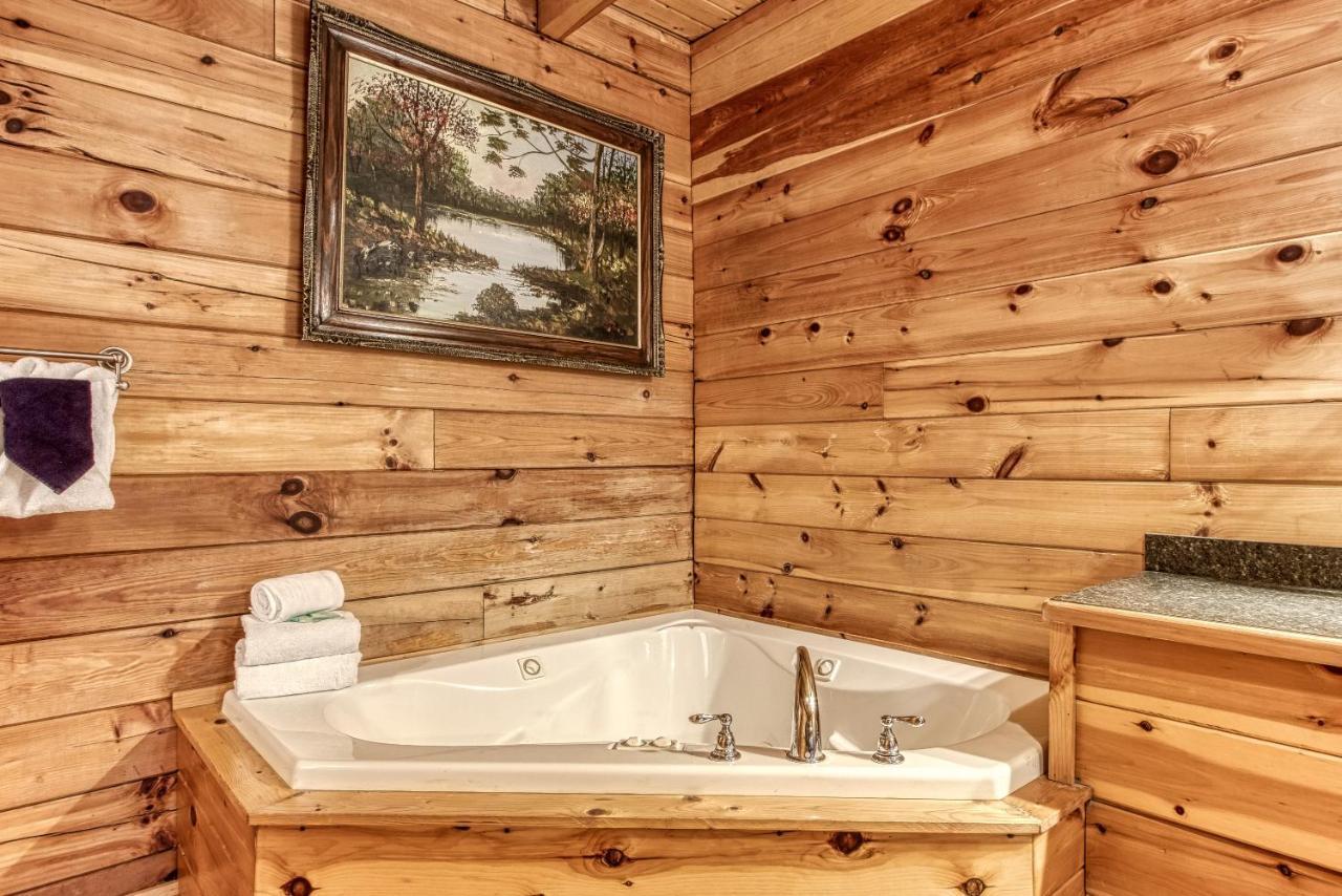 Mountain Jewel, Hot Tub, Theater Room, 1089 Free Tickets Each Paid Day, Dollywood And More! Holiday home Gatlinburg