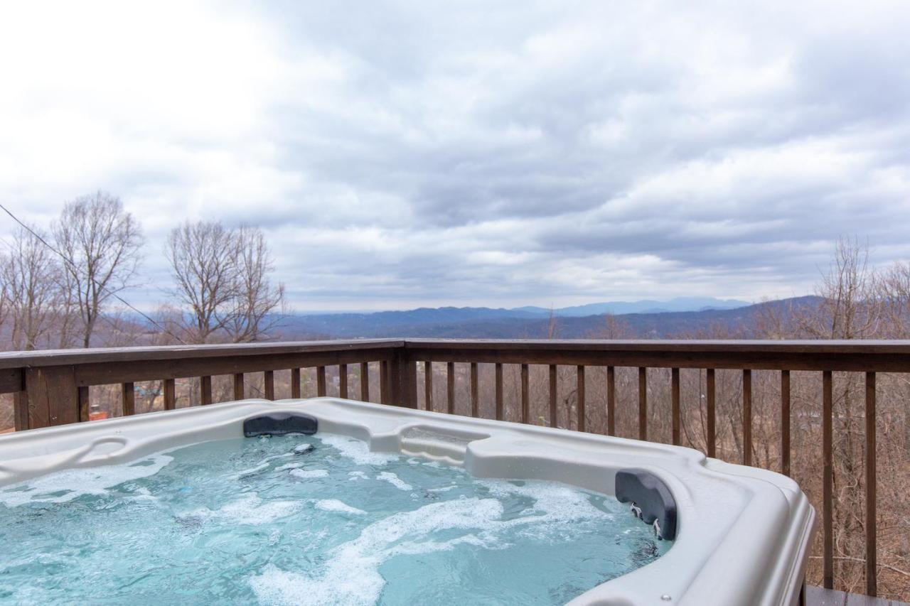 Holiday home Kickback Kabin, 3 Bedrooms, Deck, Hot Tub, Pool Access, Sleeps 6